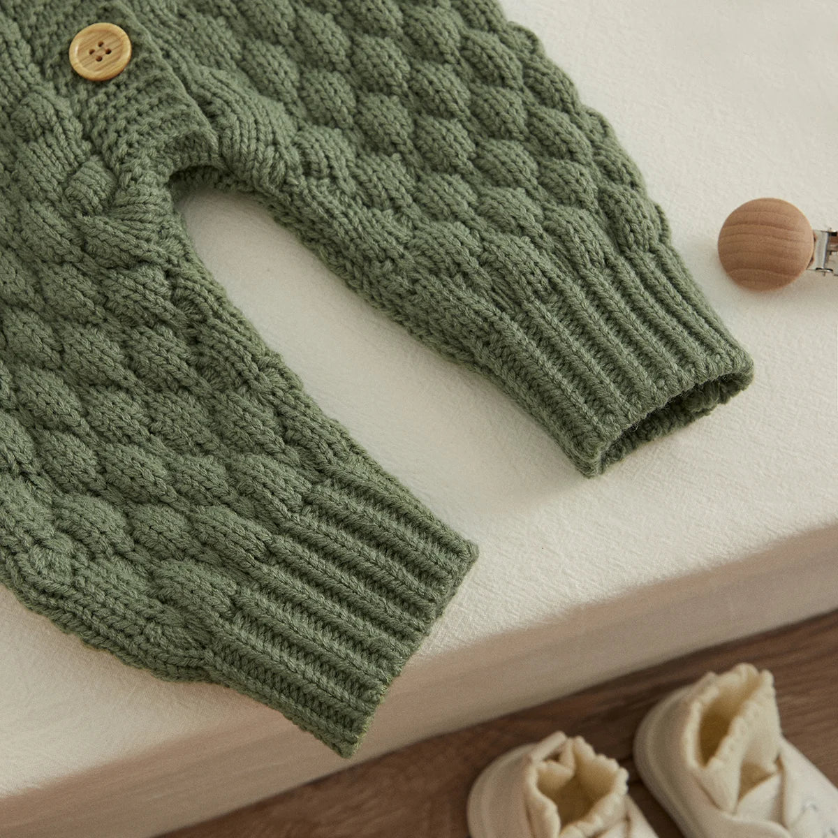 Baby-Winterjumpsuit 2er-Set – Strick, Langarm & Bärchen-Mütze