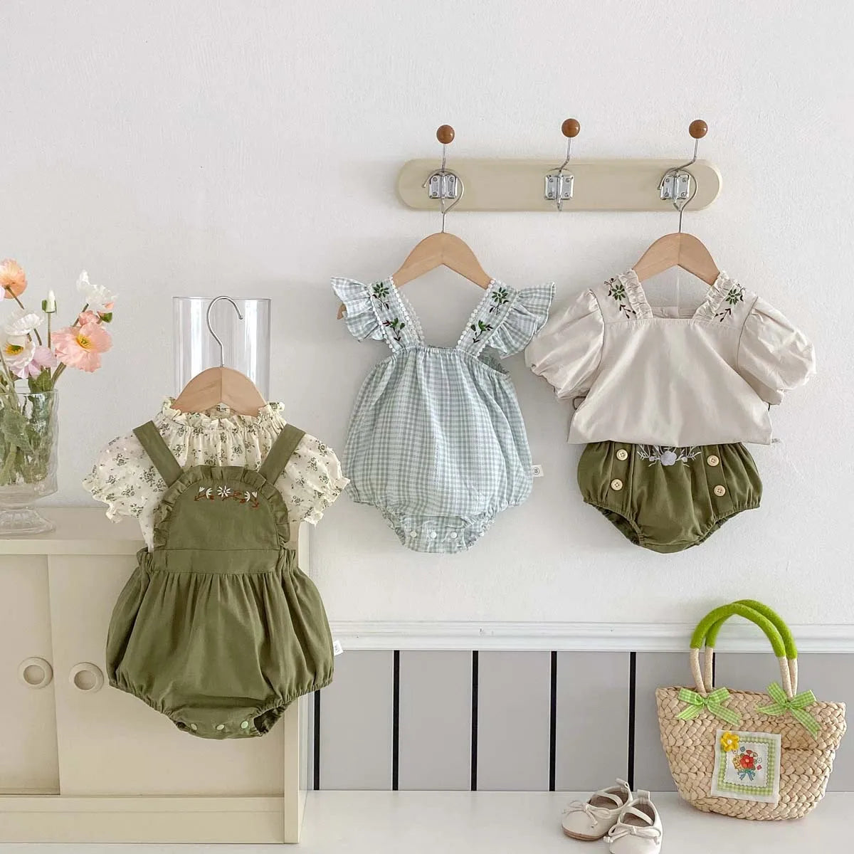 Baby-Kleid Mädchen – Sommer, Grüner Wald & Stickerei