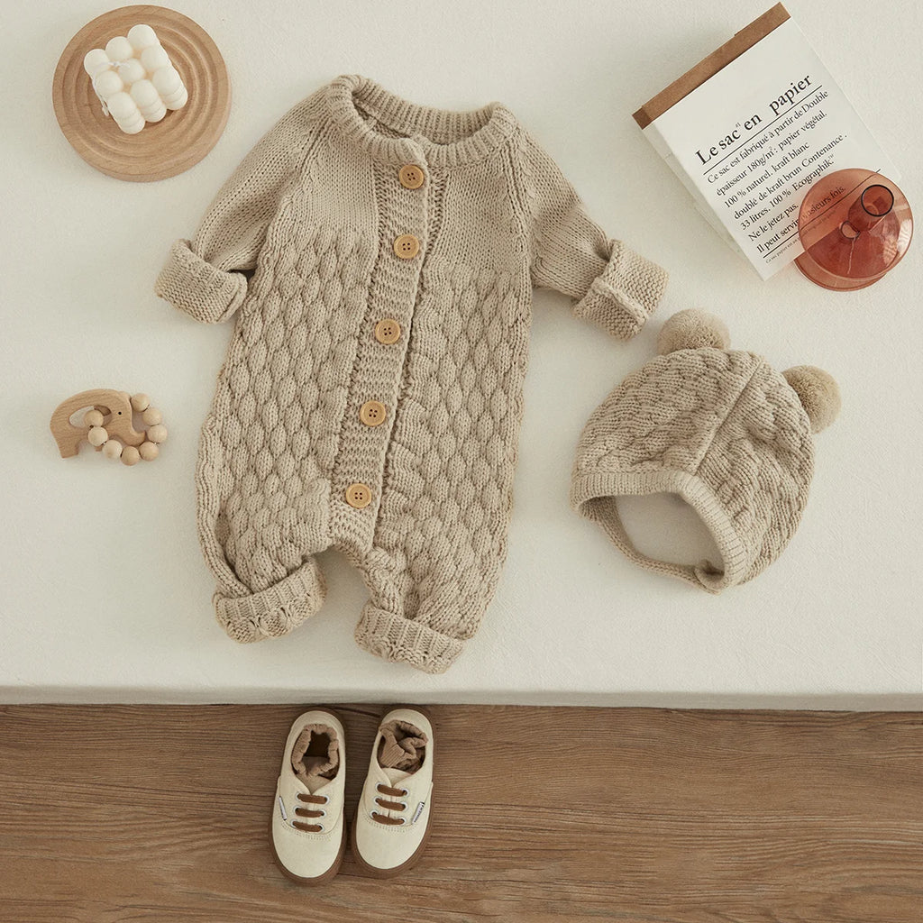 Baby-Winterjumpsuit 2er-Set – Strick, Langarm & Bärchen-Mütze